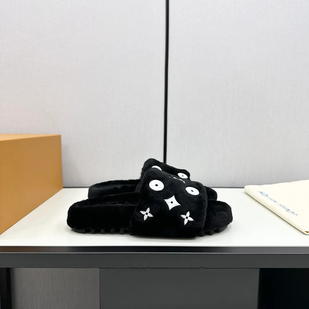 👟👟Ex-factory price 520👟👟 High-end quality L. Latest fur mop 🍟 Original imported genuine leather outsole 🍆 Imported fur-integrated lambswool fabric (LV letters are attached to the car, which is not comparable to wool on the market. The wool on the market is easy to pull out and the quality is comparable🆚) 🧐 Inner lining/foot pads: imported wool 🥰 SIZE: 35-41 (40/41 customized, non-returnable) 🥴 Original packaging